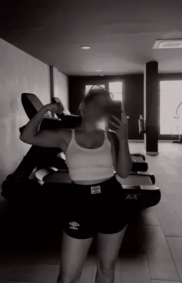 Vivien, 25